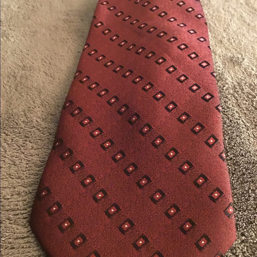 Men’s Red Shimmer Tie.